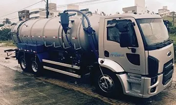 Operação industrial com auto vácuo e hidrojateamento em sistema técnico