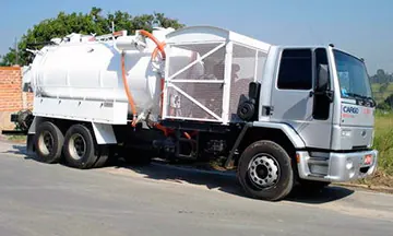 Auto vácuo industrial para sucção de resíduos e materiais acumulados
