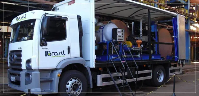 Equipamento de hidrojateamento industrial para limpeza técnica de tubulações e sistemas de processo