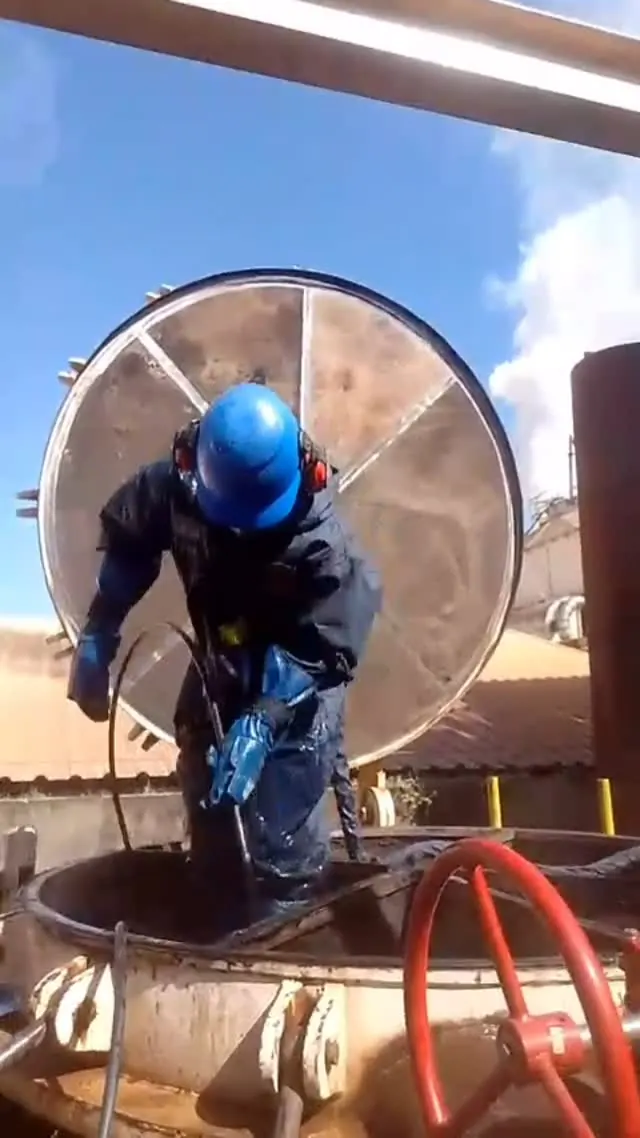 Limpeza industrial com hidrojateamento em tanque ou equipamento de processo